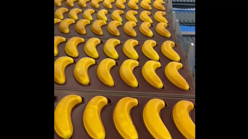 Industrial Baking Trays for Banana-Shaped Cake